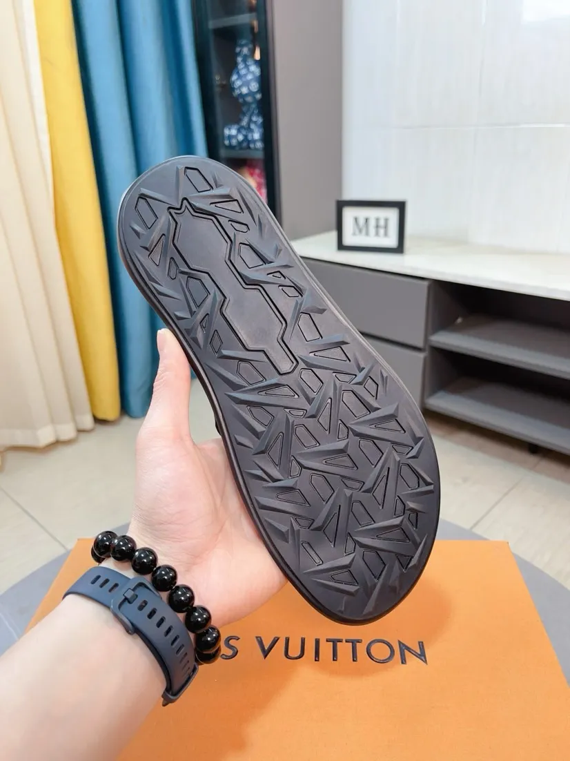 Men's shoes 💰260🌹🌹 (lv-Louis Vuitton) new men's sandals, high-end boutique, exquisite embossed logo decoration on the upper, fine workmanship, super soft soles, casual, loose and comfortable, a must-have in summer! \nsize：38-44